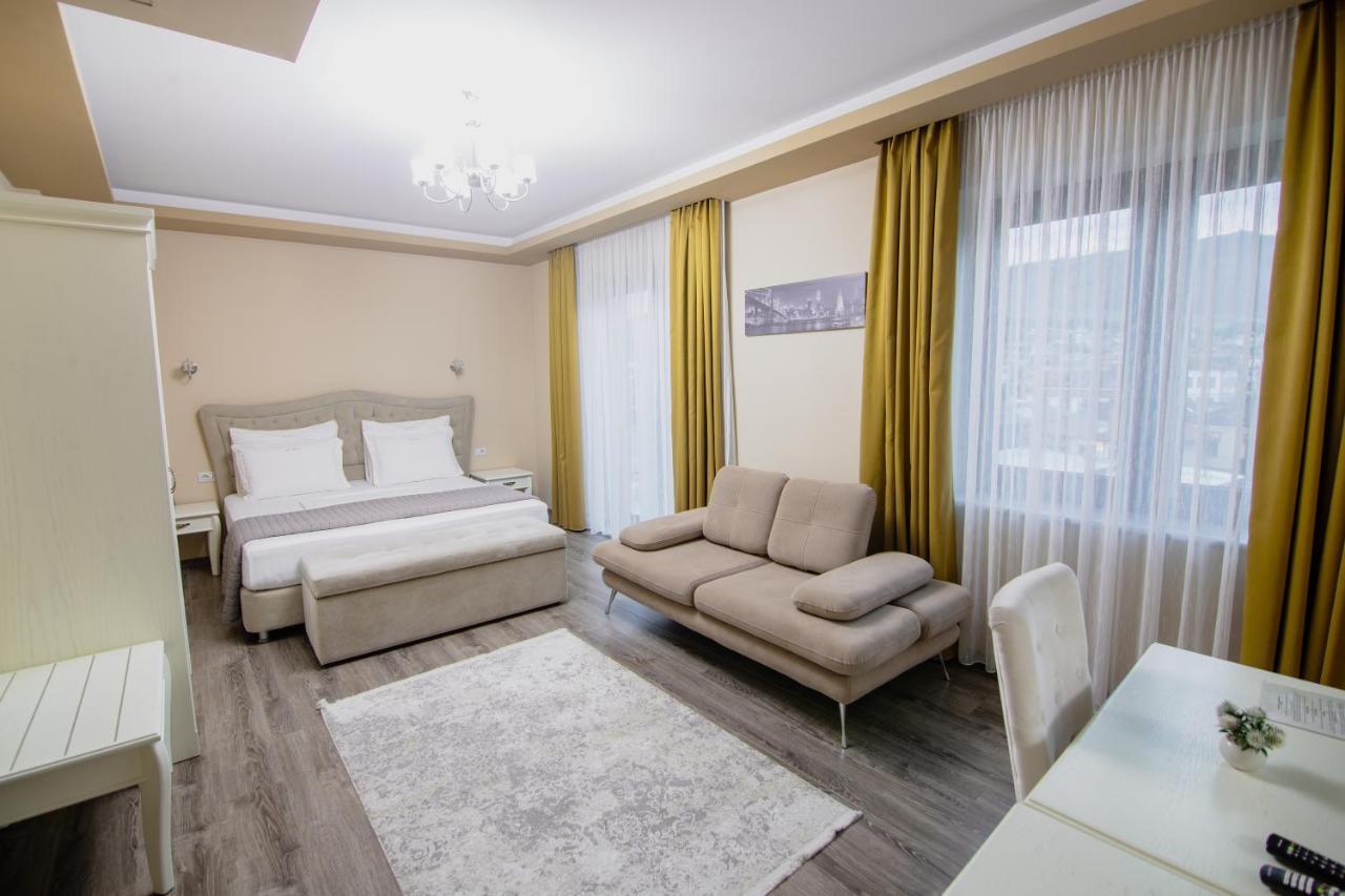 Christi'S Hotel Borova Korça Exteriör bild