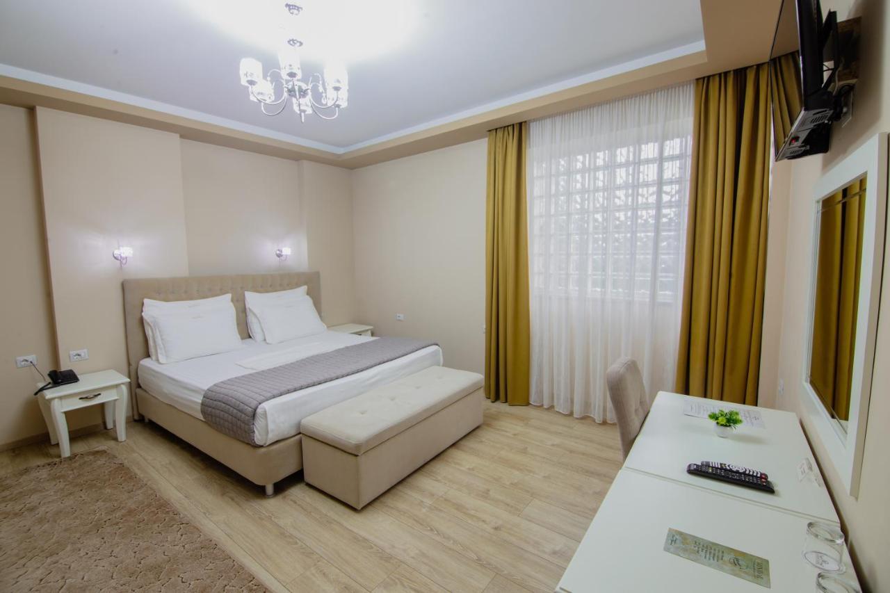 Christi'S Hotel Borova Korça Exteriör bild