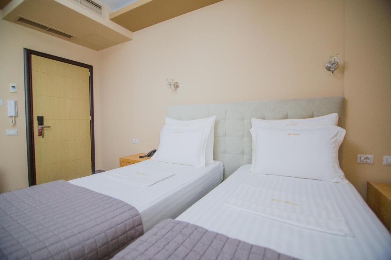 Christi'S Hotel Borova Korça Exteriör bild