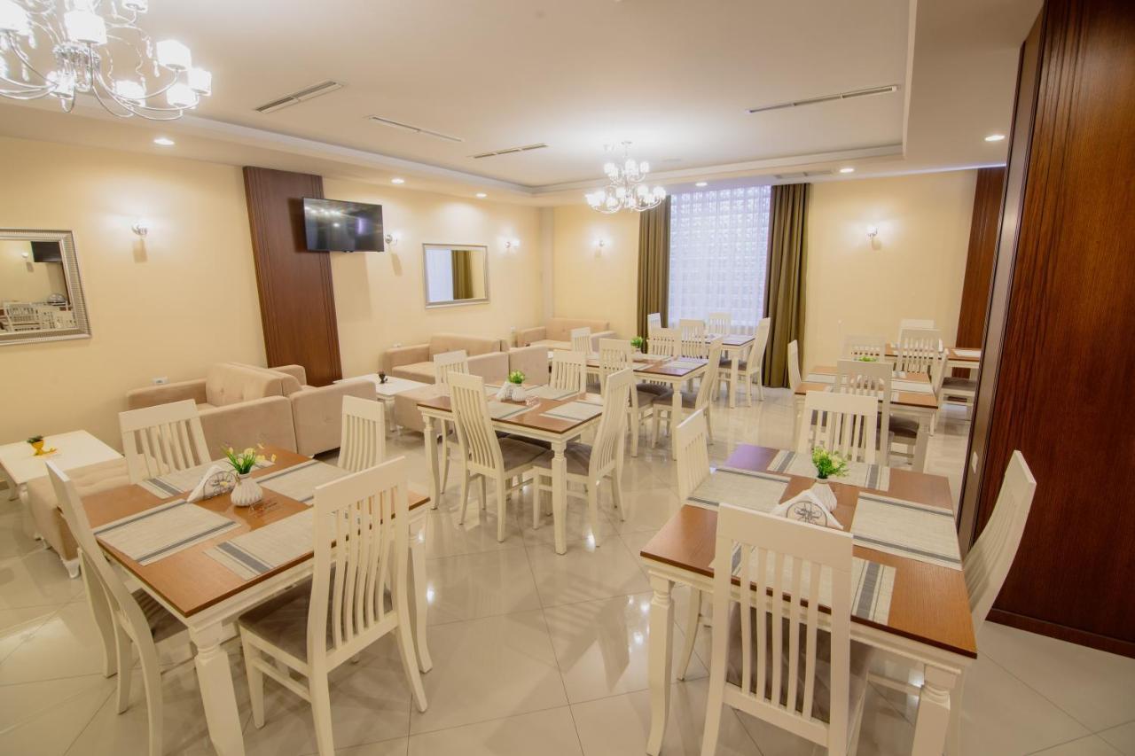Christi'S Hotel Borova Korça Exteriör bild