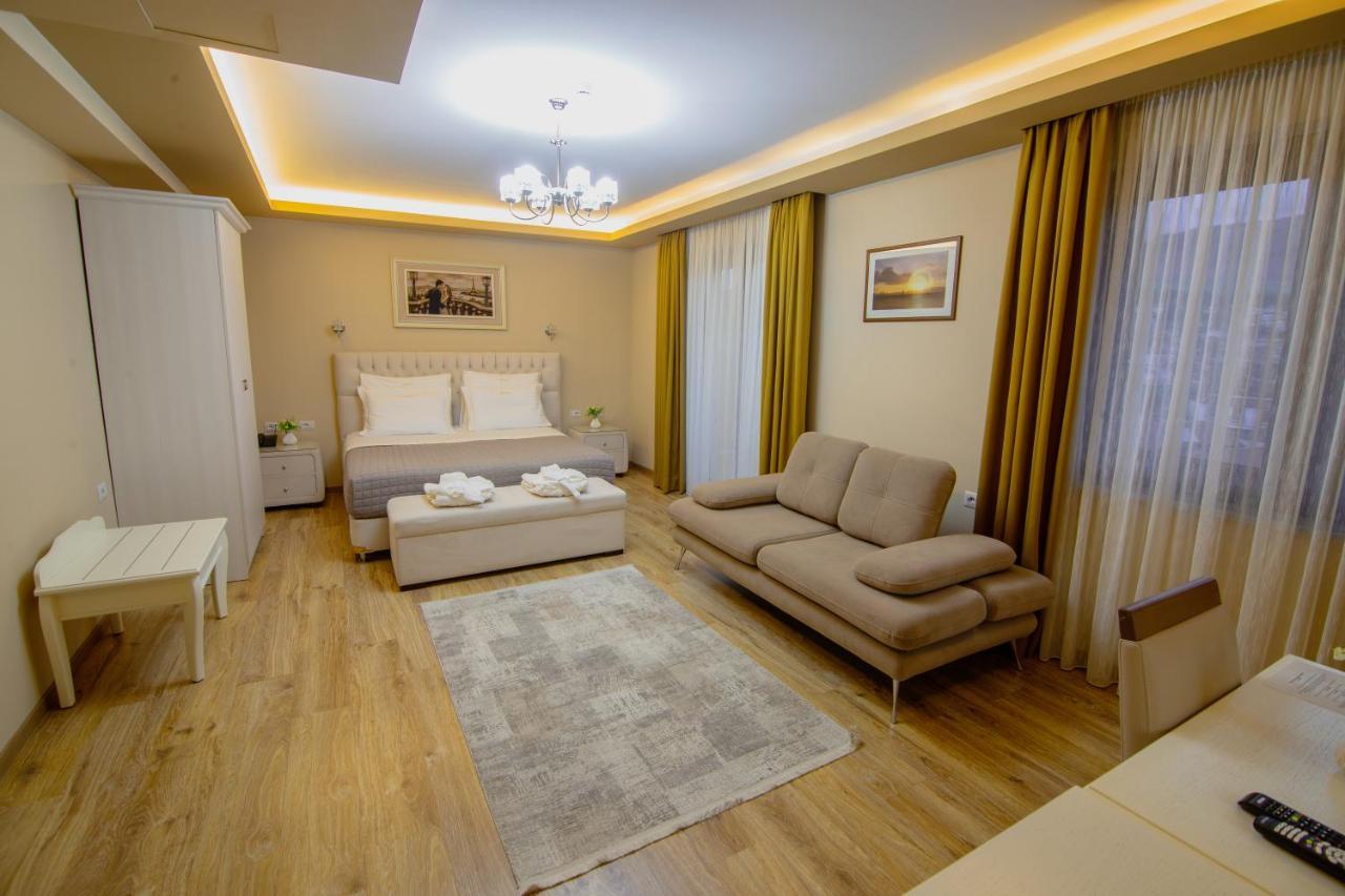 Christi'S Hotel Borova Korça Exteriör bild