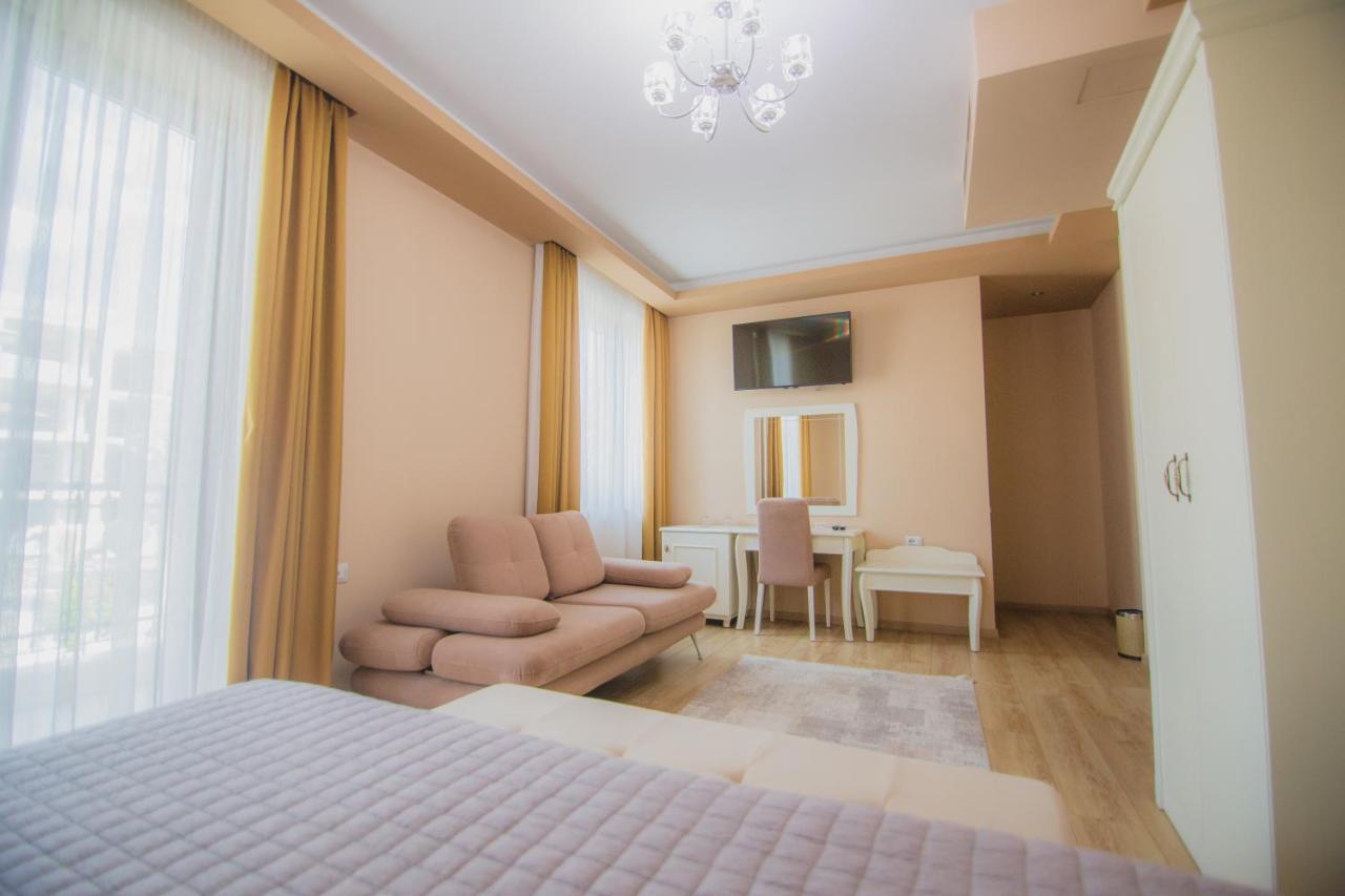 Christi'S Hotel Borova Korça Exteriör bild