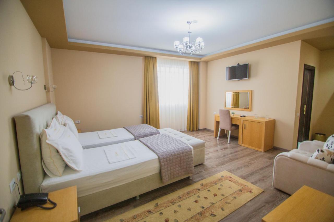 Christi'S Hotel Borova Korça Exteriör bild